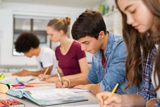 Estudiantes de preparatoria trabajando en clase