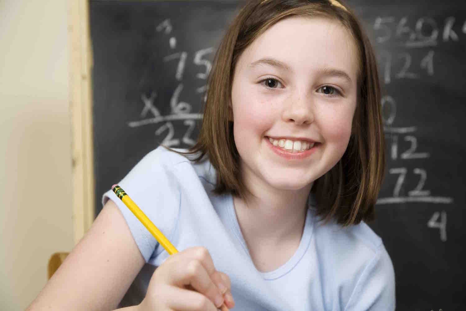 Alumna de primaria del Colegio Edgar Morin frente al pizarrón