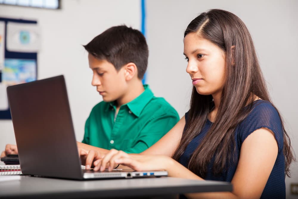 Estudiantes de secundaria del Colegio Edgar Morin trabajando en computadoras